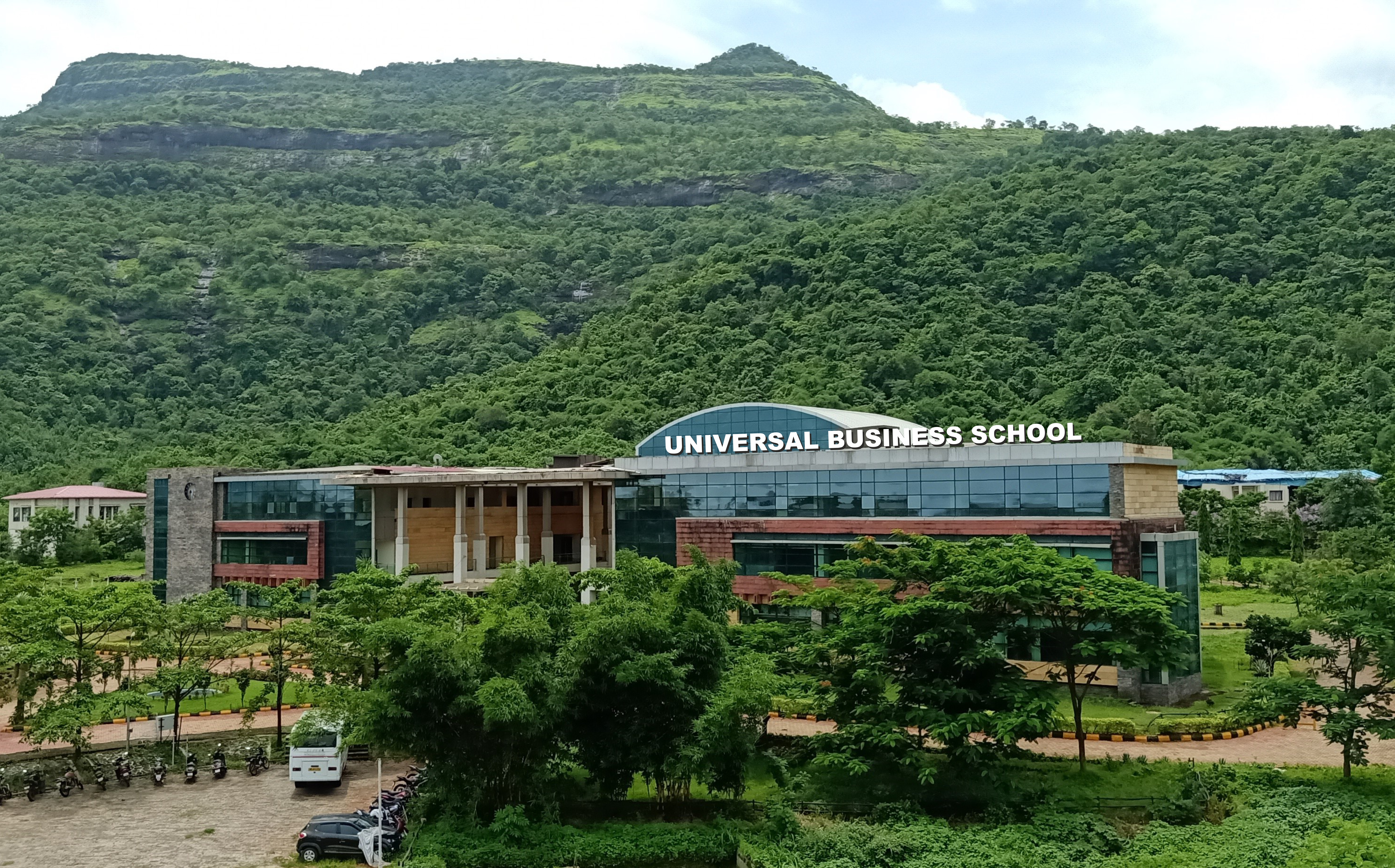  Universal Business School (UBS)